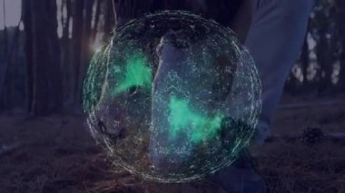 Ormandaki insan, parlayan yeşil holografik ağ animasyonuyla etkileşime geçiyor. Gelecek, teknoloji, yenilik, dijital, sanal, bağlantı