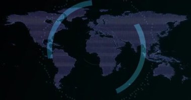 Dünya haritası üzerinde ikili kod kalıplı dijital güvenlik duvarı simgesinin animasyonu. Siber güvenlik, teknoloji, koruma, ağ, veri, internet