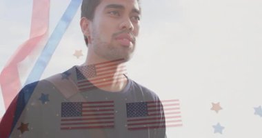 Amerikan bayrakları ve yıldızlarıyla açık havada yaşayan genç bir adam animasyonu örtüyor. Vatanseverlik, kutlama, özgürlük, gurur, bağımsızlık, şenlik