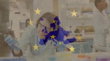 Laboratuvarda, Avrupa Birliği bayrak animasyon örtüsü üzerinde araştırma yapan bilim adamı. Laboratuvar, yenilik, bilgi, keşif, deney