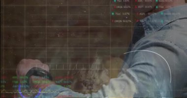 Akıllı adam ve iş adamı, borsa verilerini analiz ediyor. Teknoloji, finans, dijital, yenilik, yatırım, analiz