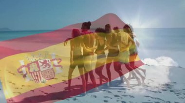Sahilde, bir grup arkadaş İspanyol bayrağı animasyonu eşliğinde dinleniyorlar. Tatil, deniz kenarı, kutlama, rahatlama, arkadaşlık, seyahat