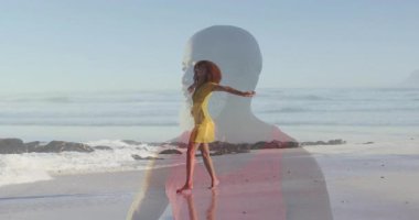 Sahilde dans eden, erkek siluetinin animasyonlu sarı elbiseli kadın. Dans, tropik, hareket, günbatımı, yaz, zarafet