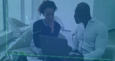 İş adamları dizüstü bilgisayardaki verileri grafik animasyonları ile analiz ediyorlar. Teknoloji, takım çalışması, dijital, analitik, yenilik, strateji