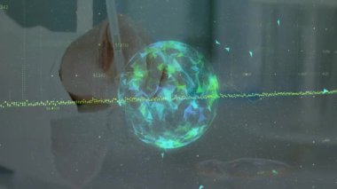 Laboratuvarda, parlayan geometrik küre ve veri animasyonuyla çalışan bilim adamı. Bilim, teknoloji, yenilik, araştırma, fütüristik, keşif