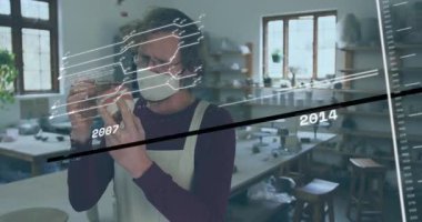 Okulda, çömlekçi maskesinin kilden bir parça üzerinde çalıştığını gösteren animasyonlar vardı. Çömlek, esnaf, yaratıcılık, işçilik, atölye, el yapımı