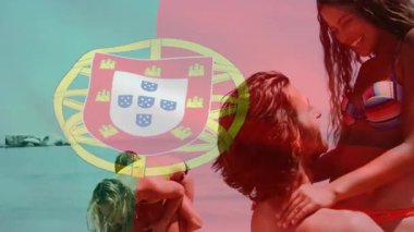 Arka planda Portekiz bayrağı animasyonuyla sahilde yürüyen çiftler. Seyahat, romantizm, tatil, tatil, Portekizce, kıyı şeridi
