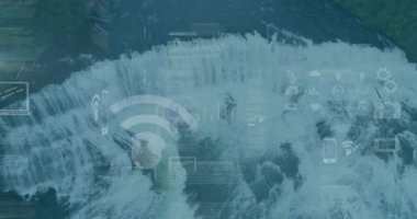 Okuldaki dünya haritasını kaplayan dijital veri ve programlama kodlarının animasyonu. Teknoloji, kodlama, küresel, eğitim, yenilik, siber güvenlik