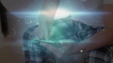 Parlak animasyonla etkileşim, okulda dijital arayüzle meşgul olan kişi. Teknoloji, yenilik, etkileşimli, eğitim, sınıf, fütürist