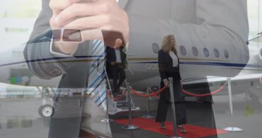 Özel jetten inen iş adamları, pistte akıllı telefonlardan iletişim kuruyor. Havacılık, lüks, ağ, şirket, yönetici, teknoloji