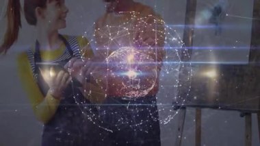 Gülümseyen insanlar dijital ağ ve küresel animasyon ile tablet kullanıyorlar. Teknoloji, bağlantı, iletişim, ağ, internet, yenilik