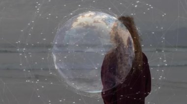 Sahilde duran, dijital dünya ve ağ animasyonuyla etkileşime giren biri. Teknoloji, bağlantı, sanal, yenilik, dijital dönüşüm, artırılmış gerçeklik