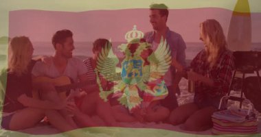 Sahilde, arka planda Karadağ bayrağını taşıyan arkadaşlar toplanıyor. seyahat, kutlama, parti, deniz kenarı, güneşli, tatil