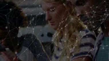 Birlikte çalışarak, farklı insanların bağlantı ağı animasyonlarında veri işlemelerini sağlayarak. İşbirliği, çeşitlilik, takım çalışması, ağ oluşturma, teknoloji, yenilik