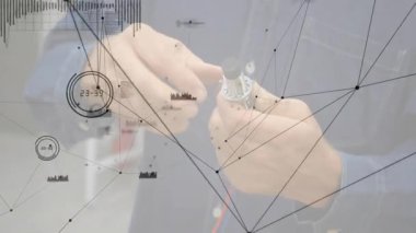 Ağ bağlantıları ve veri işleme animasyonları üzerinde çalışan eller. Teknoloji, ağ, elektronik, mühendislik, bilgisayar, kablolar