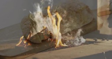 Açık alevler üzerinde ekmek pişirmek, kırsal alanda yükselen duman. Yemek pişirme, kamp ateşi, zanaatkar, geleneksel