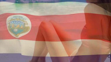 Kosta Rika bayrağının animasyonu, güneş şapkası takan bir kadının plaj boynundaydı. Tatil, seyahat, turizm, plaj kıyafeti, tropikal, yaz