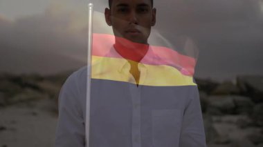 Dışarıda dikilen, arka planında Alman bayrağı olan bir adam. Vatanseverlik, kutlama, ulusal gurur, festival, birlik, spor fanatiği