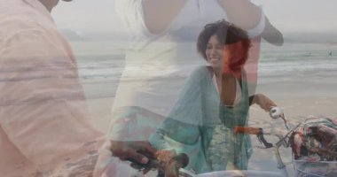 Sahilde insanlar bisiklet sürüyor ve animasyon aktiviteleriyle meditasyon yapıyorlar. Meditasyon, rahatlama, aktivite, rahatlık, sağIık, sükunet.