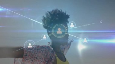 Siluetli kişiyi animasyon efektleriyle kaplayan dijital ağ bağlantıları. Teknoloji, bağlantı, yenilik, iletişim, soyut, sanal
