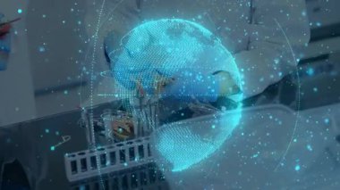 Laboratuvarda bilimsel ekipmanlarla birlikte holografik dünya animasyonu. Teknoloji, yenilik, araştırma, fütüristik, veri, dijital