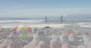 Sahilde bisiklet süren, çocuklu bir kadın animasyonda kumdan kalelerin yanında oynayan. Aile, yaz, boş zaman, açık hava, çizgi film