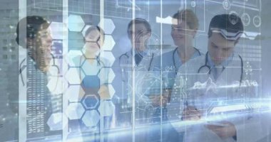 Hastane ortamında fütüristik animasyon kullanan tıp uzmanları. Sağlık, teknoloji, yenilik, tanı, sanal gerçeklik, dijital