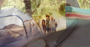 Kamp malzemeleriyle yürüyüş, ormanda aile piknik sahnesi animasyonu. Açık hava, macera, doğa, yürüyüş, vahşi doğa, bağ.