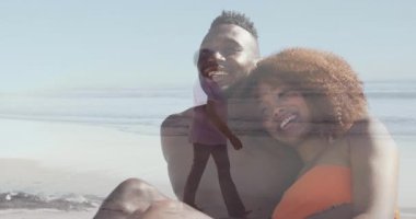 Sahilde, arka planda okyanus dalgalarıyla gülümseyen bir çift animasyon yaratıyor. tatil, deniz kenarı, rahatlama, romantik, yaratıcılık, rahatlık