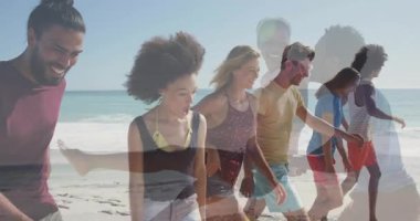 Sahilde üst üste binen neşeli animasyonlarla yürüyen gülen arkadaşlar. Mutluluk, açık hava, tatil, yaşam tarzı, bağ.