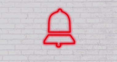 Beyaz tuğla duvarda parlayan kırmızı neon çan simgesi uyarıları simgeliyor. Uyarı, iletişim, uyarı, dijital, modern