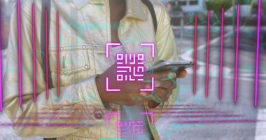 Neon qr kod tarayıcı ve akıllı telefon kullanan kadının orta kesimine karşı veri işleme. dijital ve nakitsiz ödeme teknolojisi kavramı