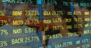 Erkek ve kadın gönüllülerin depodaki bağışlarını kontrol etmek için borsa verilerini inceliyor. lojistik ve ulaşım sektörü kavramı