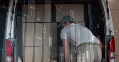 Beyaz kuryeyle ilgili istatistiksel veri işleme aracı karavanından kutuları çıkarıyor. lojistik ve ulaşım sektörü kavramı