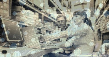 Bilgisayar kullanarak çiftler üzerinde dijital simgelerle olan bağlantı ağlarının resmi. küresel bağlantılar, dijital arayüz ve teknoloji konsepti dijital olarak oluşturulmuş görüntü.