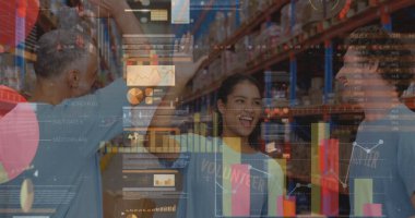 Depoda, erkek ve kadın gönüllülere karşı veri işleme ekranları birbirlerine beşlik çakıyor. lojistik ve ulaşım sektörü kavramı