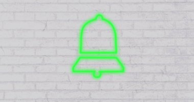 Beyaz tuğla duvar zemininde parlayan neon yeşil çan simgesi. Uyarı, uyarı, sembol, iletişim, parlak, dijital