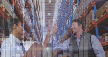 Depoda birbirlerine beşlik çakan erkek ve kadın yöneticilerle ilgili istatistiksel veri işleme. lojistik ve ulaşım sektörü kavramı