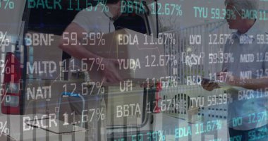 Depodan arabaları yükleyen teslimatçının mali veri işleme görüntüsü. küresel sevkiyat, dağıtım ve bağlantılar konsepti dijital olarak oluşturuldu.