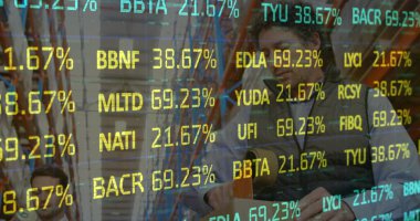 Depoda kutu paketleyen beyaz erkek işçilere karşı borsa verileri. lojistik ve ulaşım sektörü kavramı