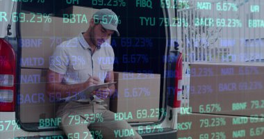 Teslimatçı üzerinden istatistik ve finansal veri işleme görüntüsü. küresel gönderim, dağıtım, iş, veri işleme ve teknoloji konsepti dijital olarak oluşturuldu.