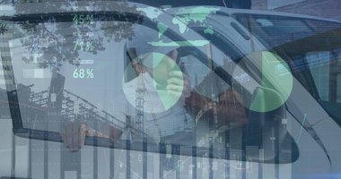 Telsizle konuşan ve minibüsünde oturan teslimatçıya karşı istatistiksel veri işleme. lojistik ve ulaşım sektörü kavramı