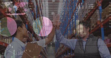 Depoda birbirlerine beşlik çakan erkek ve kadın yöneticiler hakkında istatistiksel veri işleme. lojistik ve ulaşım sektörü kavramı