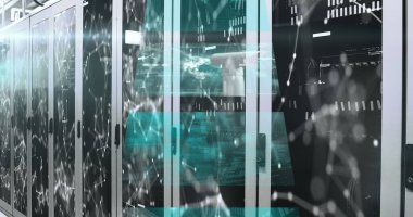 Sunucu odasına karşı veri işleme ile birden fazla ekrana karşı bağlantı ağı. küresel ağ oluşturma ve veri depolama teknolojisi kavramı