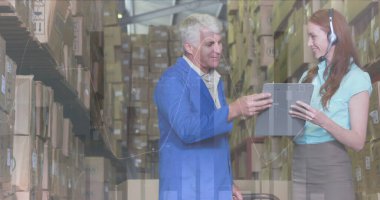 Depodaki teslimatçı kadın ve erkeğin istatistik ve mali veri işleme görüntüleri. küresel gönderim, dağıtım, iş, veri işleme ve teknoloji konsepti dijital olarak oluşturuldu.