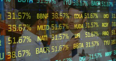 Depoda birbirleriyle konuşan erkek ve kadın denetçilere karşı borsa veri işleme programı. lojistik ve ulaşım sektörü kavramı