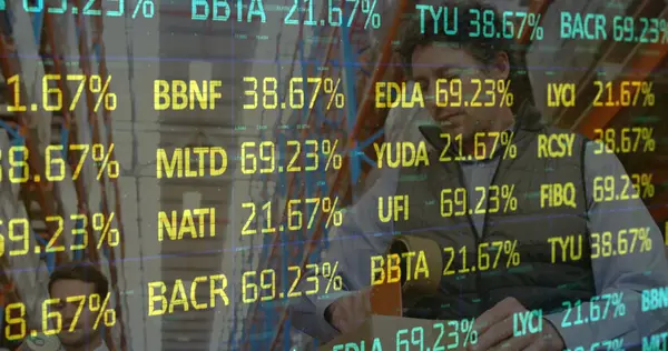 Depoda kutu paketleyen beyaz erkek işçilere karşı borsa verileri. lojistik ve ulaşım sektörü kavramı