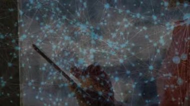 Tablet kullanılarak, kişi ağ bağlantılarını ve veri işleme kaplamasını görüntüler. Teknoloji, dijital, bağlantı, ağ, bilgi, analiz