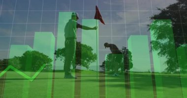 Golfçüler rotada, finansal grafik animasyonu arka planda. spor, finans, yatırım, teknoloji, analitik, iş