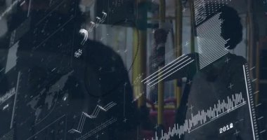 Toplu taşımada, iş adamları cihazlardaki veri canlandırma animasyonunu analiz ediyorlar. Teknoloji, analitik, takım çalışması, işbirliği, ağ oluşturma, üretkenlik